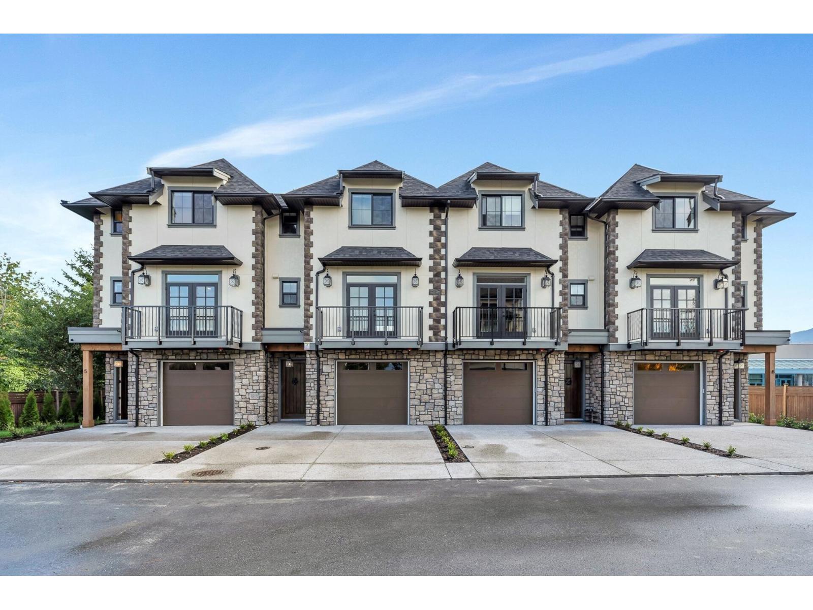 8 6590 FERN STREET, Sardis South