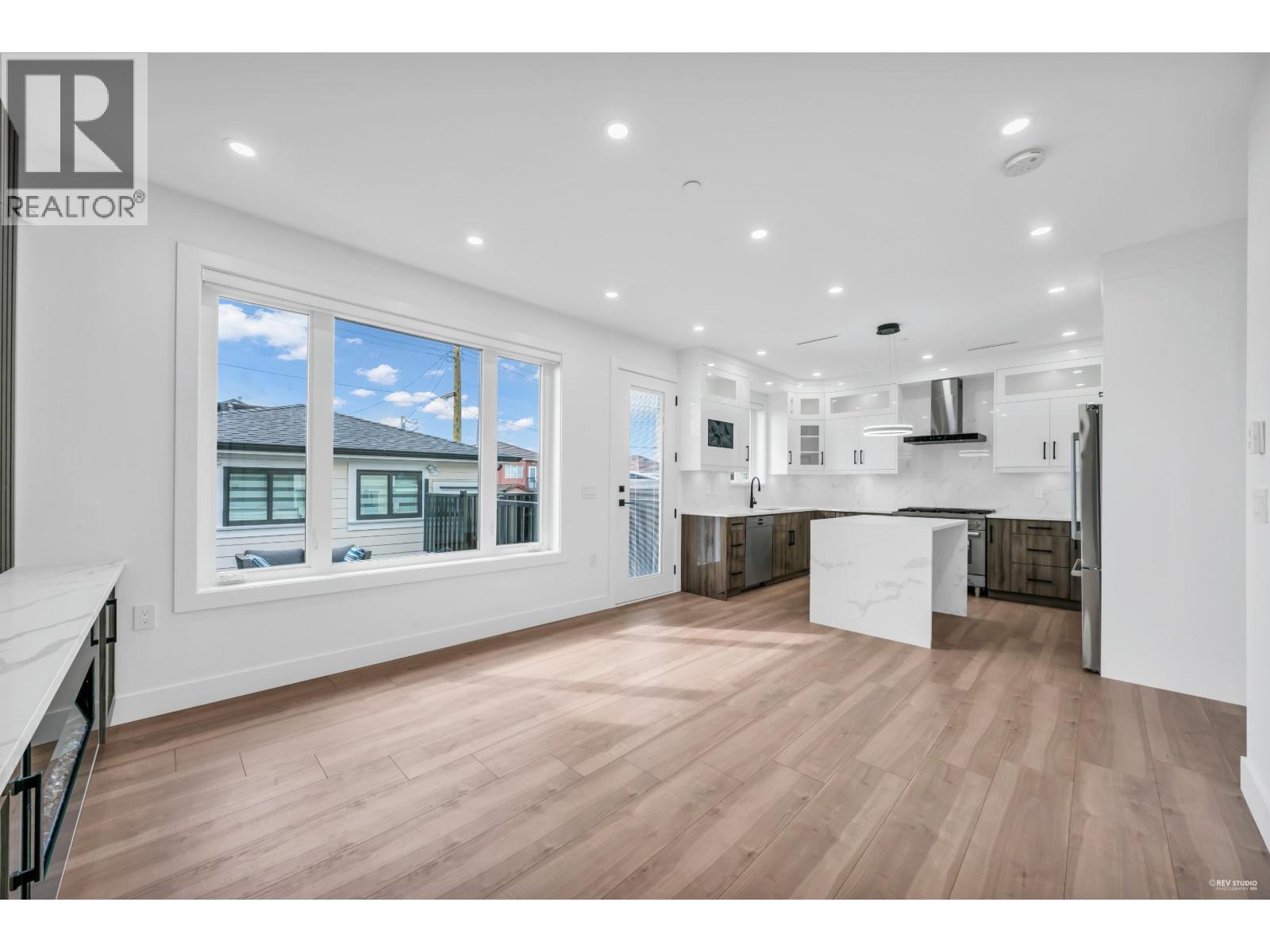 2 3344 ADANAC STREET