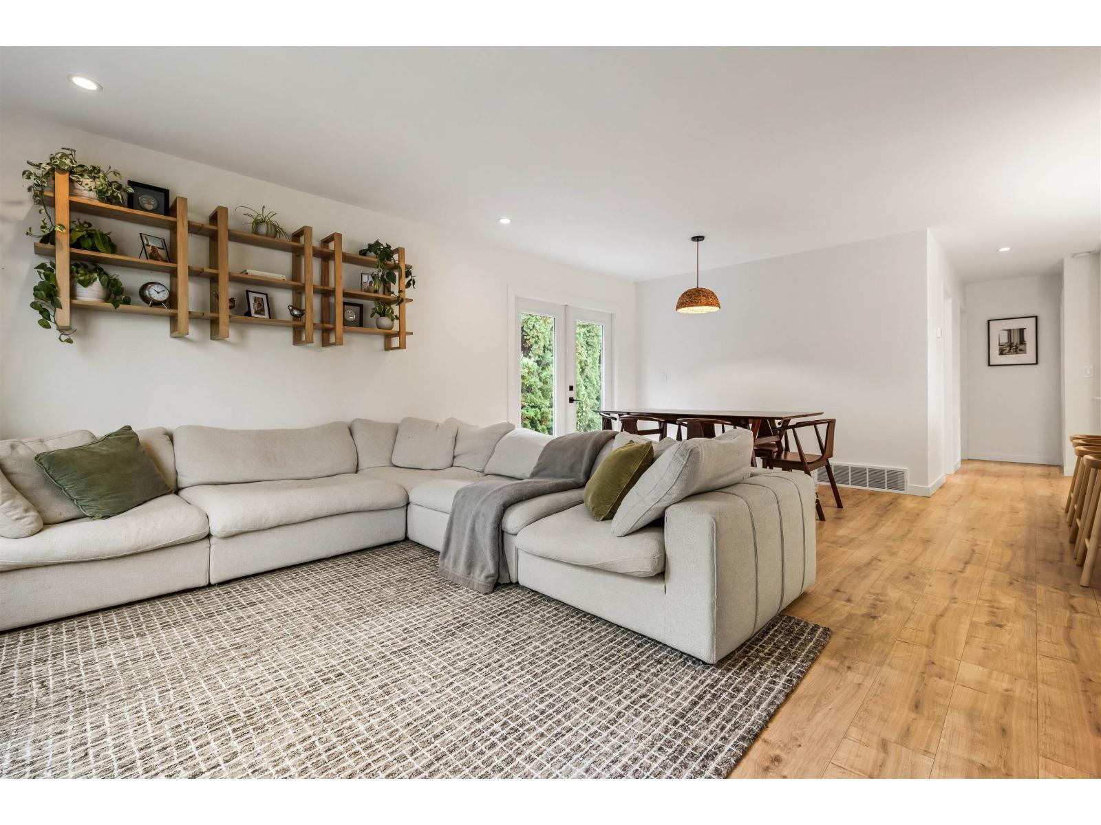 9046 BROADWAY STREET, Chilliwack Proper South