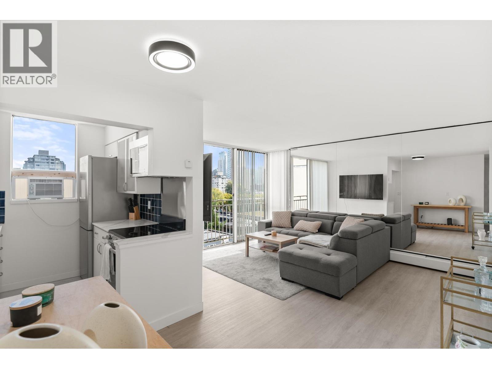 806 1250 BURNABY STREET