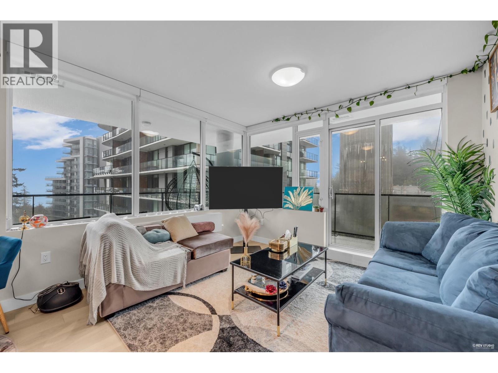 702 8725 UNIVERSITY CRESCENT