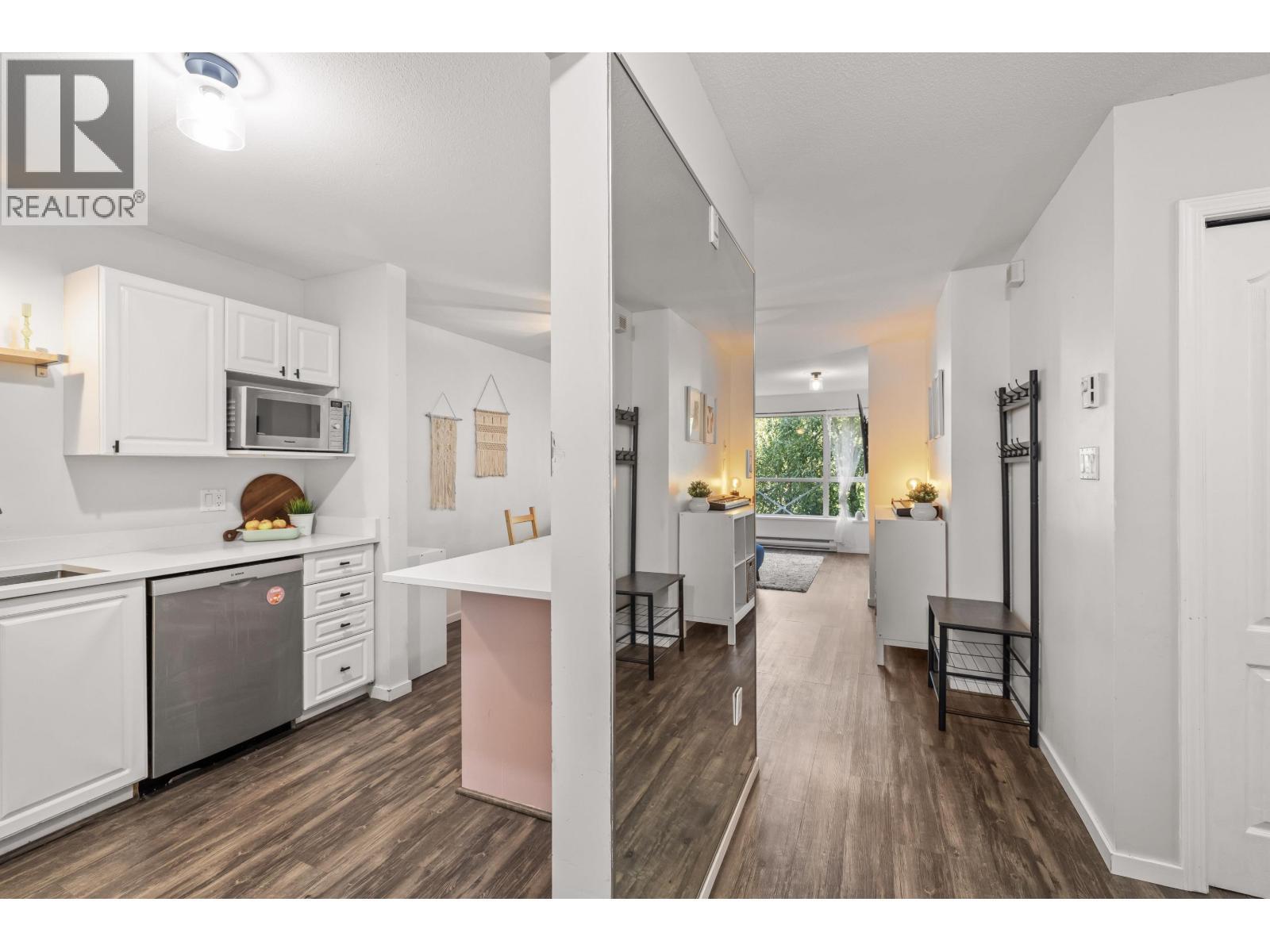 208 2551 PARKVIEW LANE