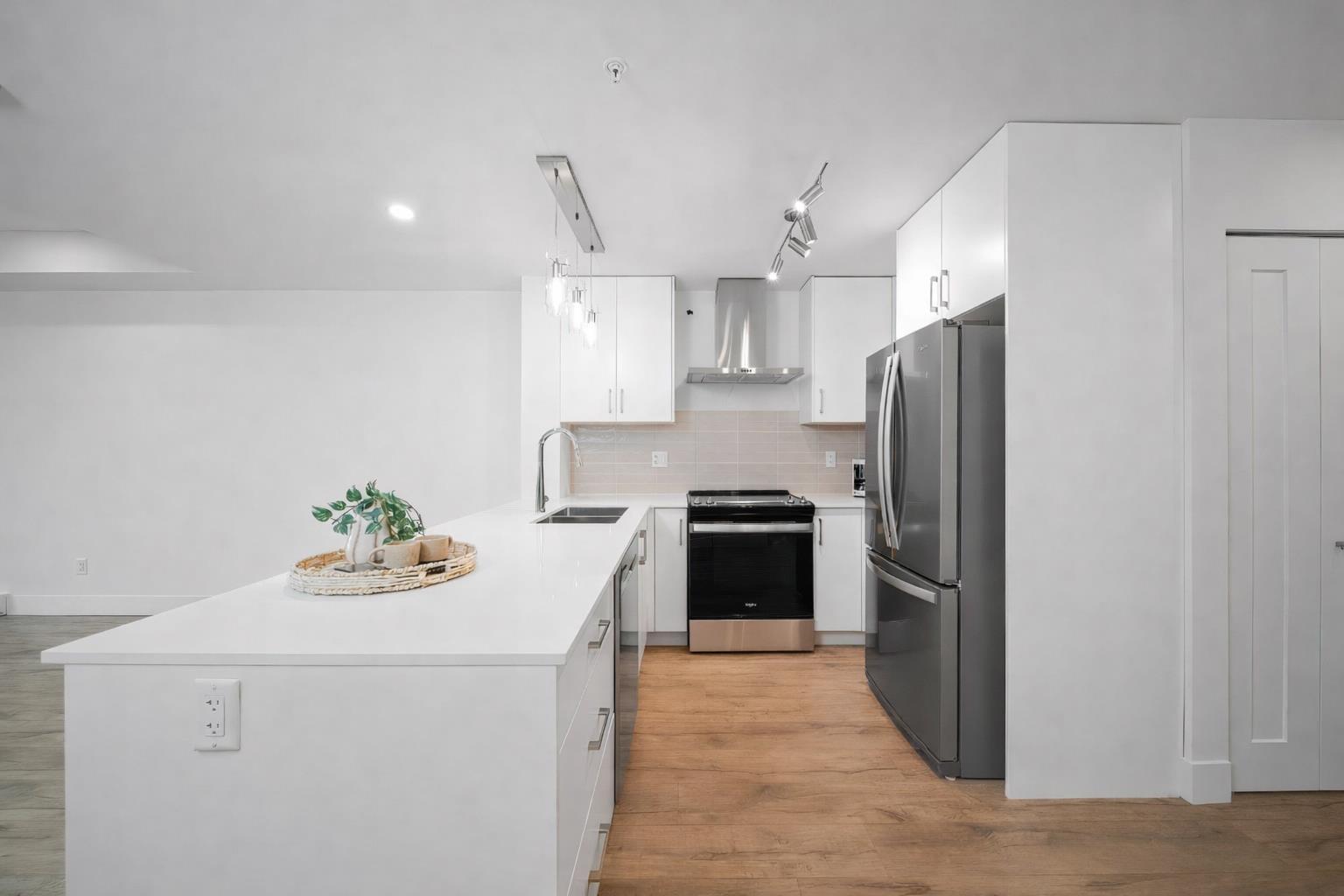 30 6328 KING GEORGE BOULEVARD