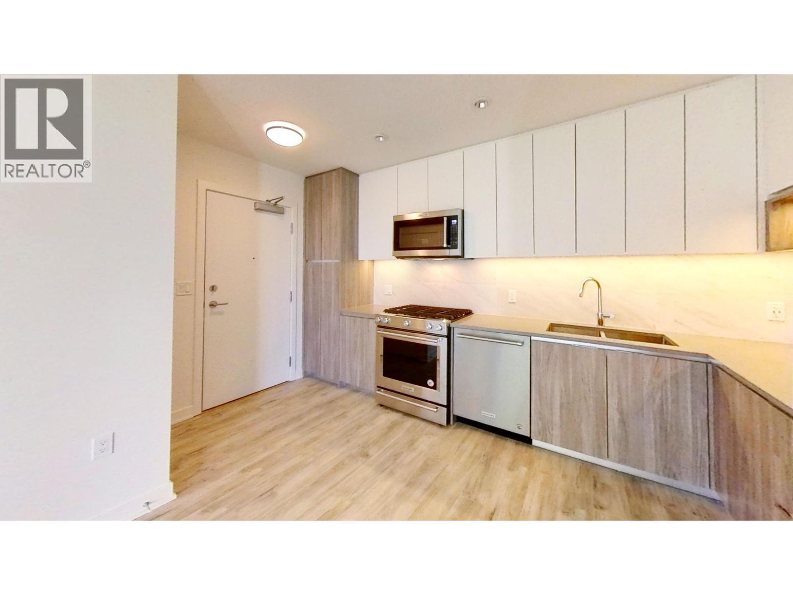 4XX - 8940 UNIVERSITY CRESCENT