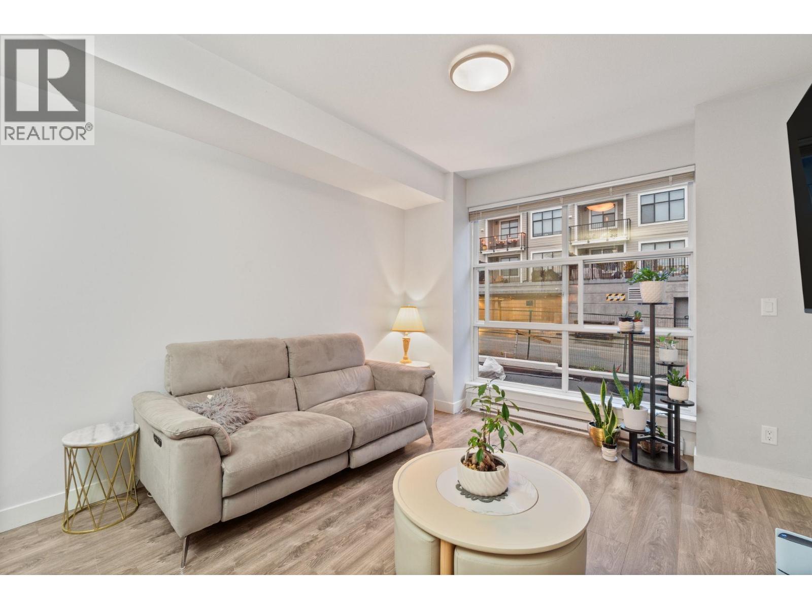 208 827 RODERICK AVENUE