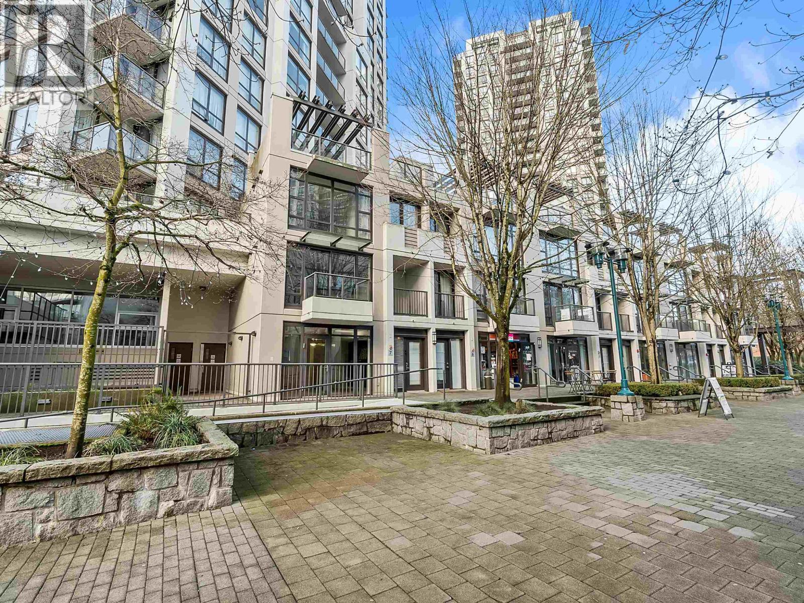 7 1185 THE HIGH STREET