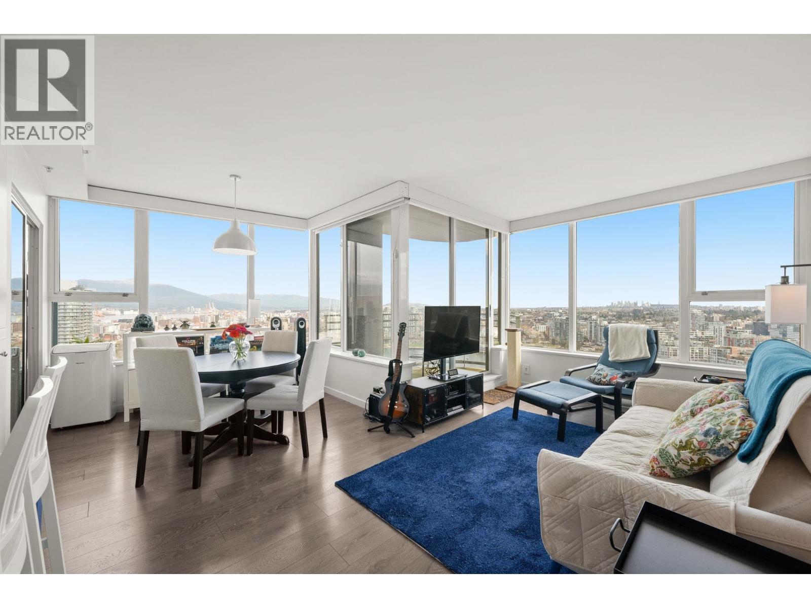 3302 33 SMITHE STREET