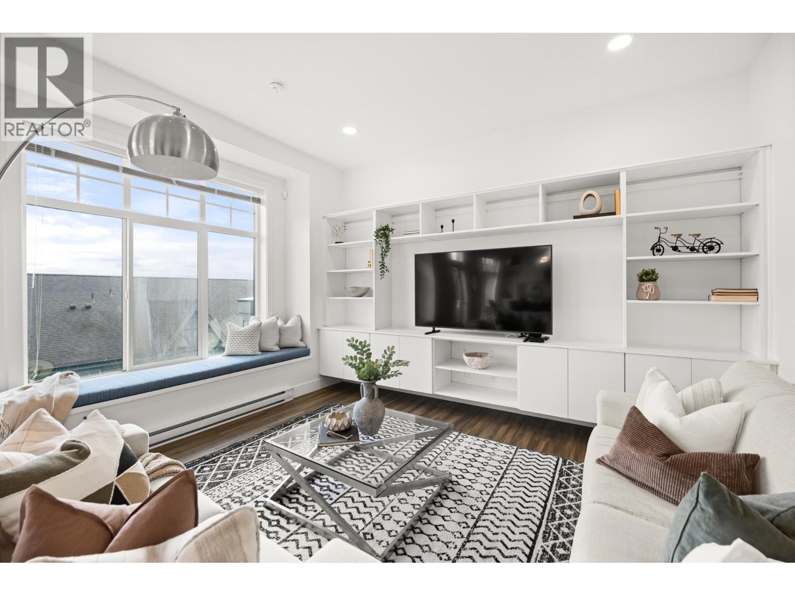 16 3552 VICTORIA DRIVE