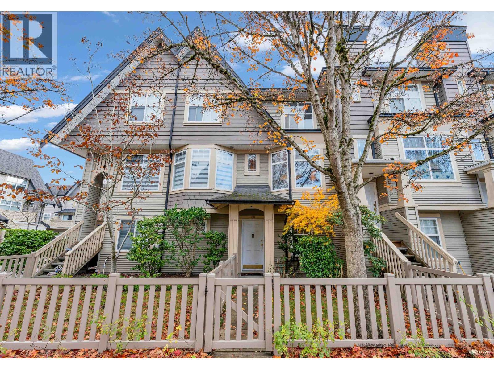 88 3711 ROBSON COURT