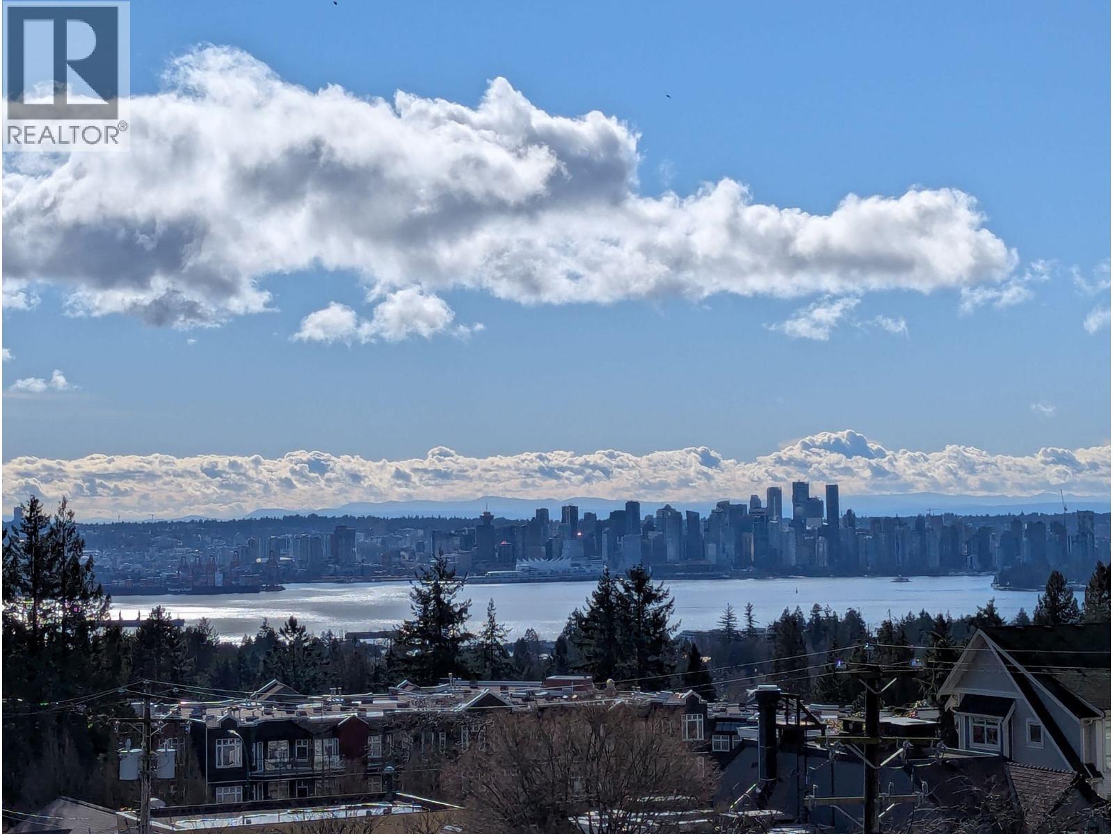 318 - 3080 LONSDALE AVENUE