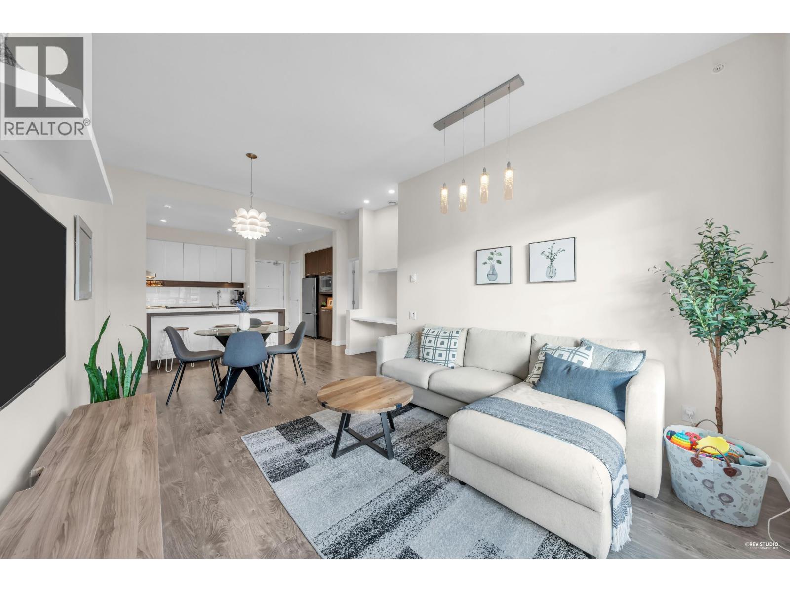 412 545 FOSTER AVENUE