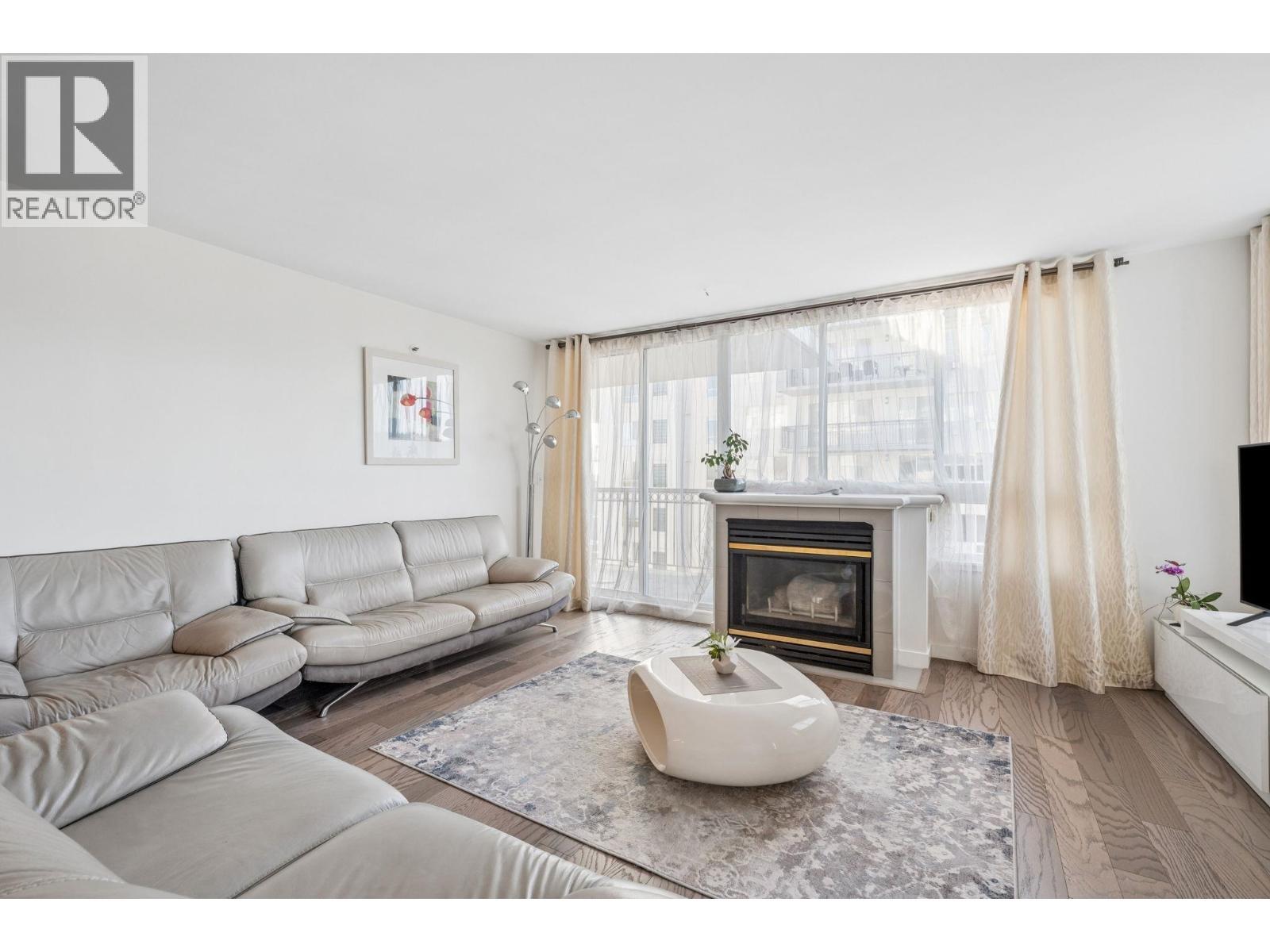 1902 555 AUSTIN AVENUE