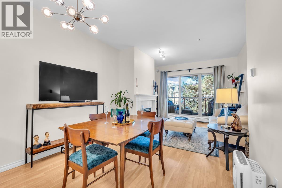 215 2109 ROWLAND STREET