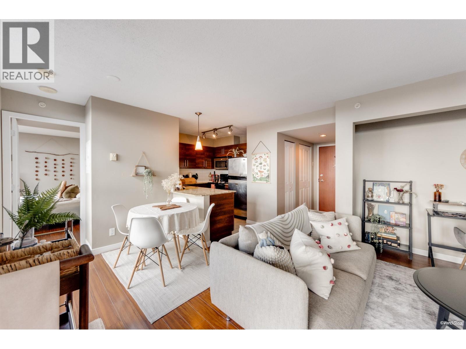 1002 814 ROYAL AVENUE