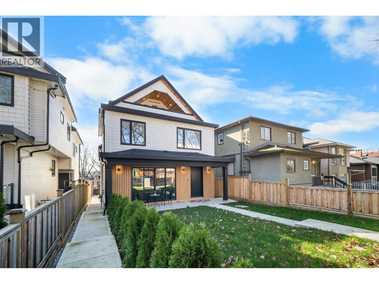 1 3576 E PENDER STREET