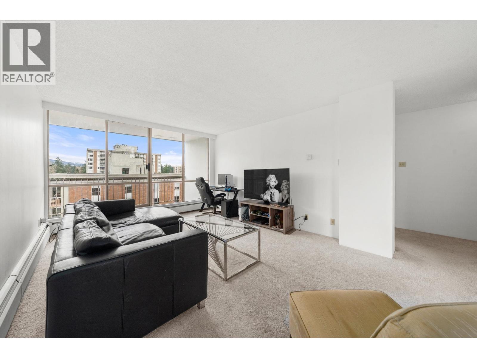 1404 2016 FULLERTON AVENUE