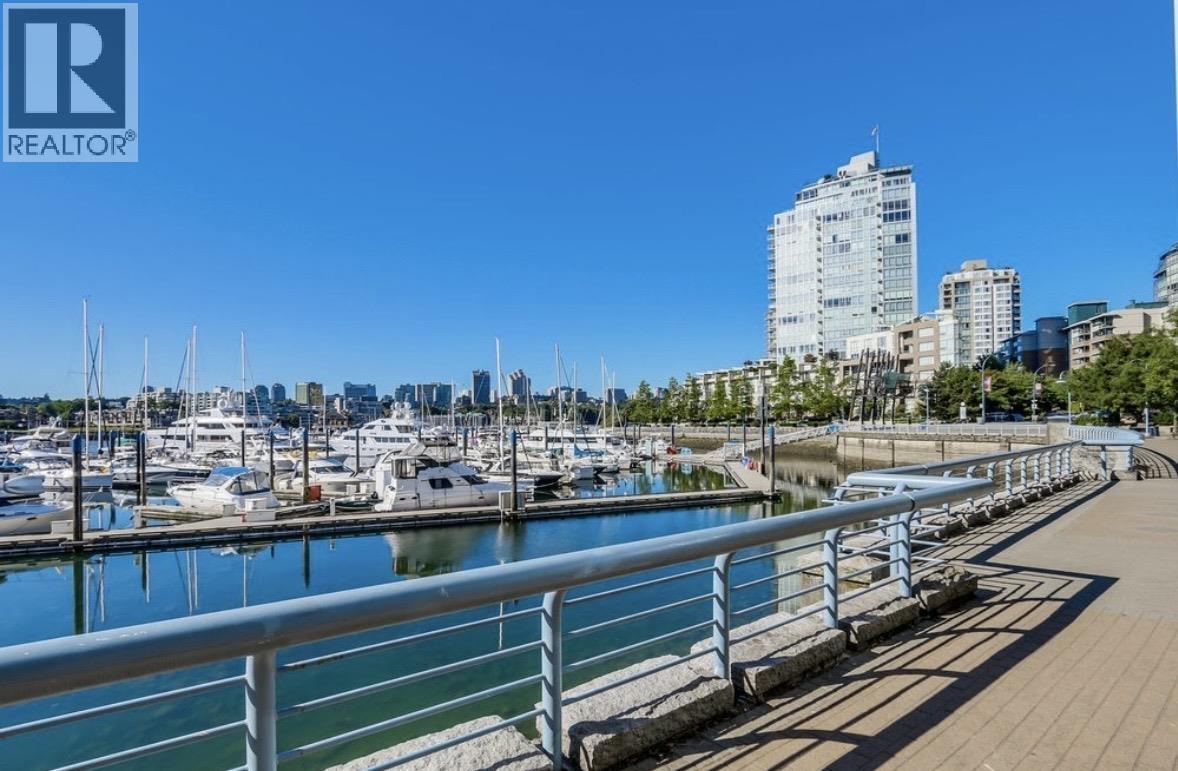 1101 193 AQUARIUS MEWS