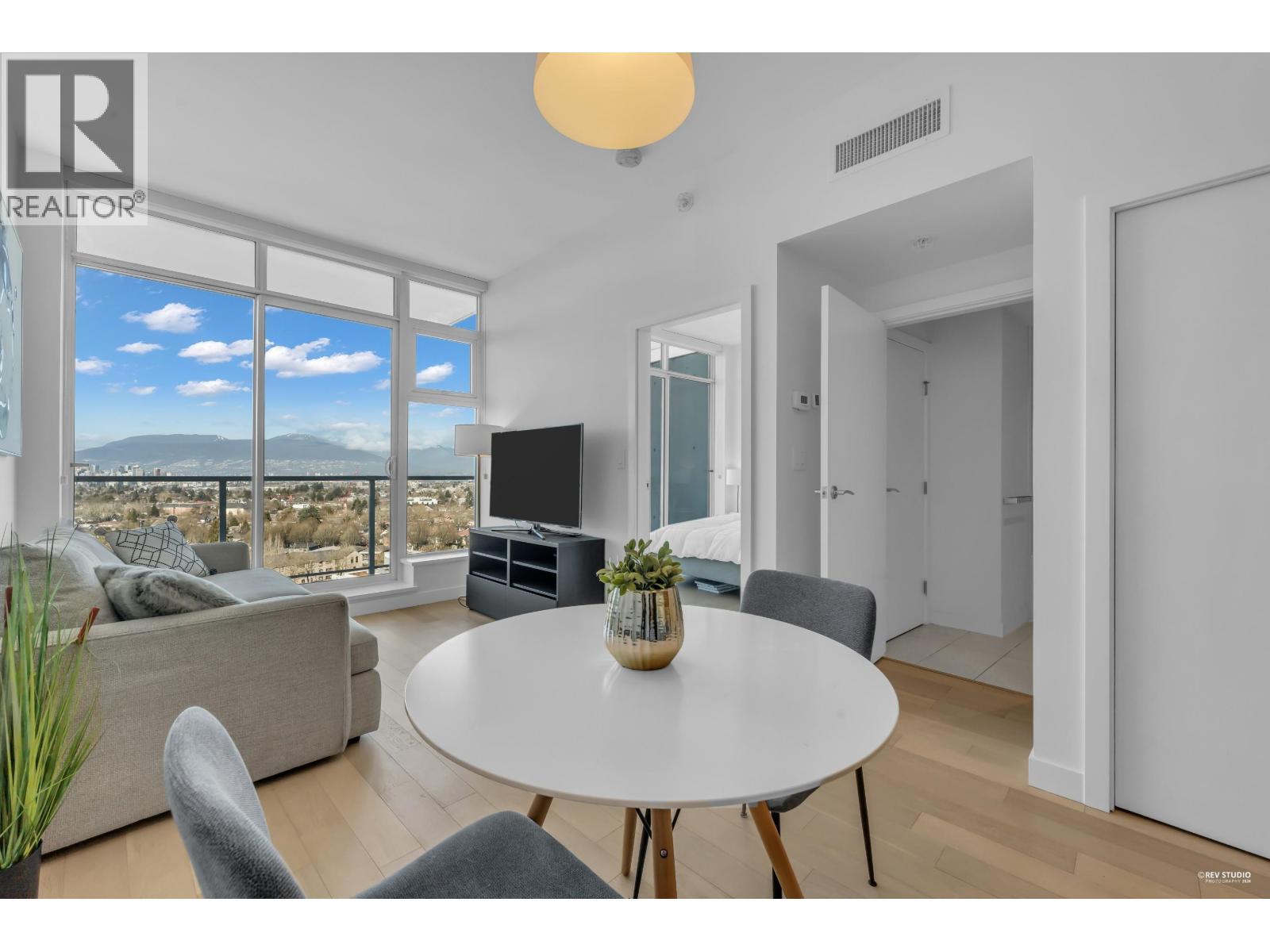 1707 4638 GLADSTONE STREET