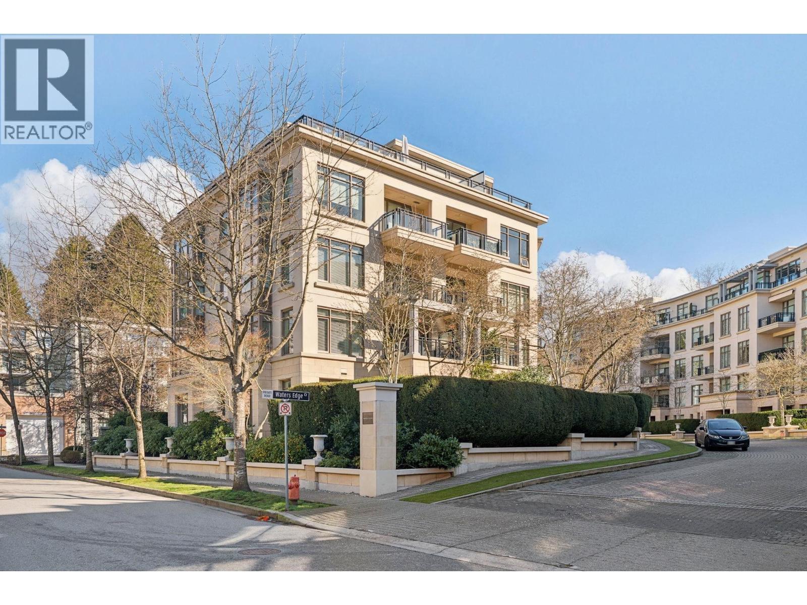 300 533 WATERS EDGE CRESCENT