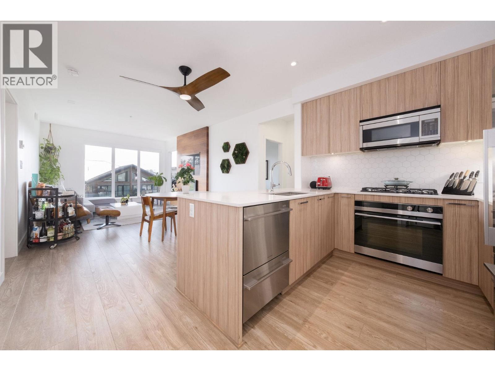 404 1061 MARINE DRIVE