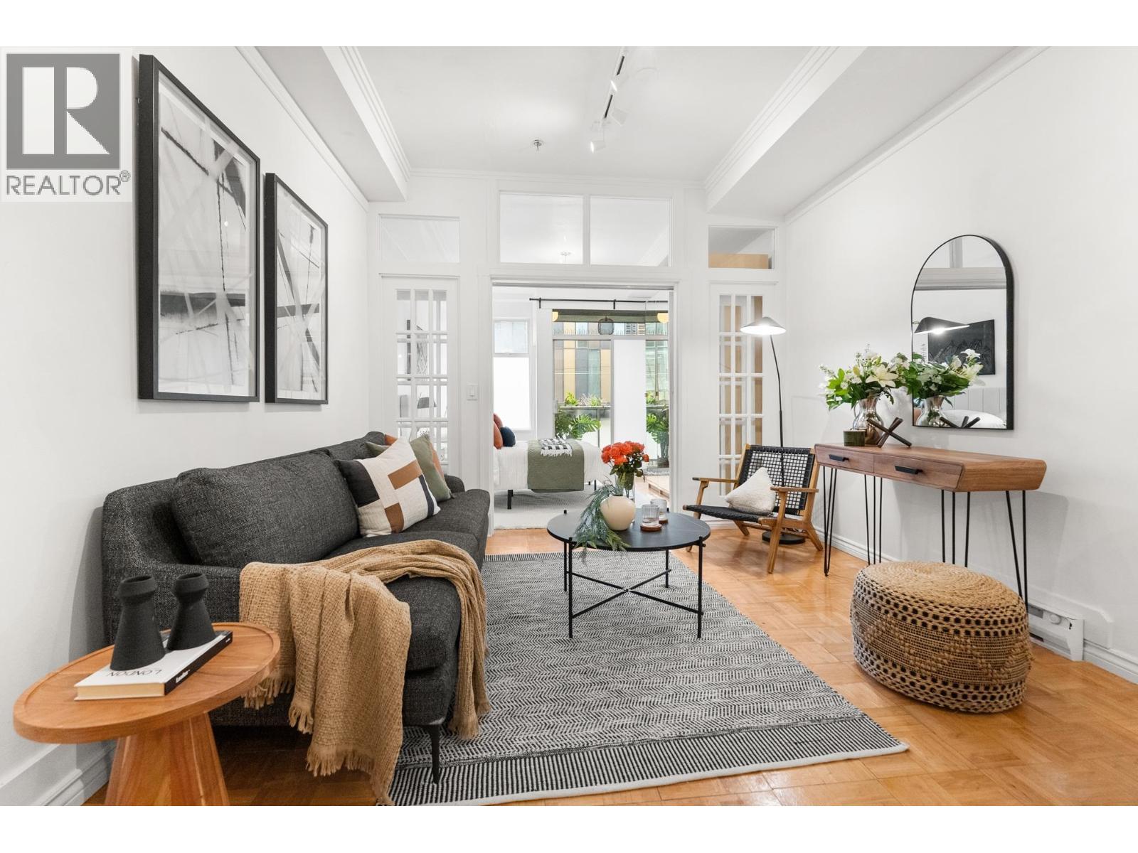 B5 238 E 10TH AVENUE