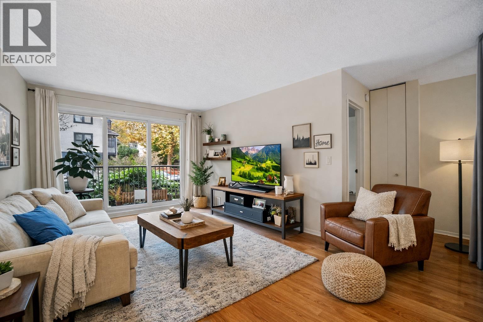 229 - 2033 TRIUMPH STREET