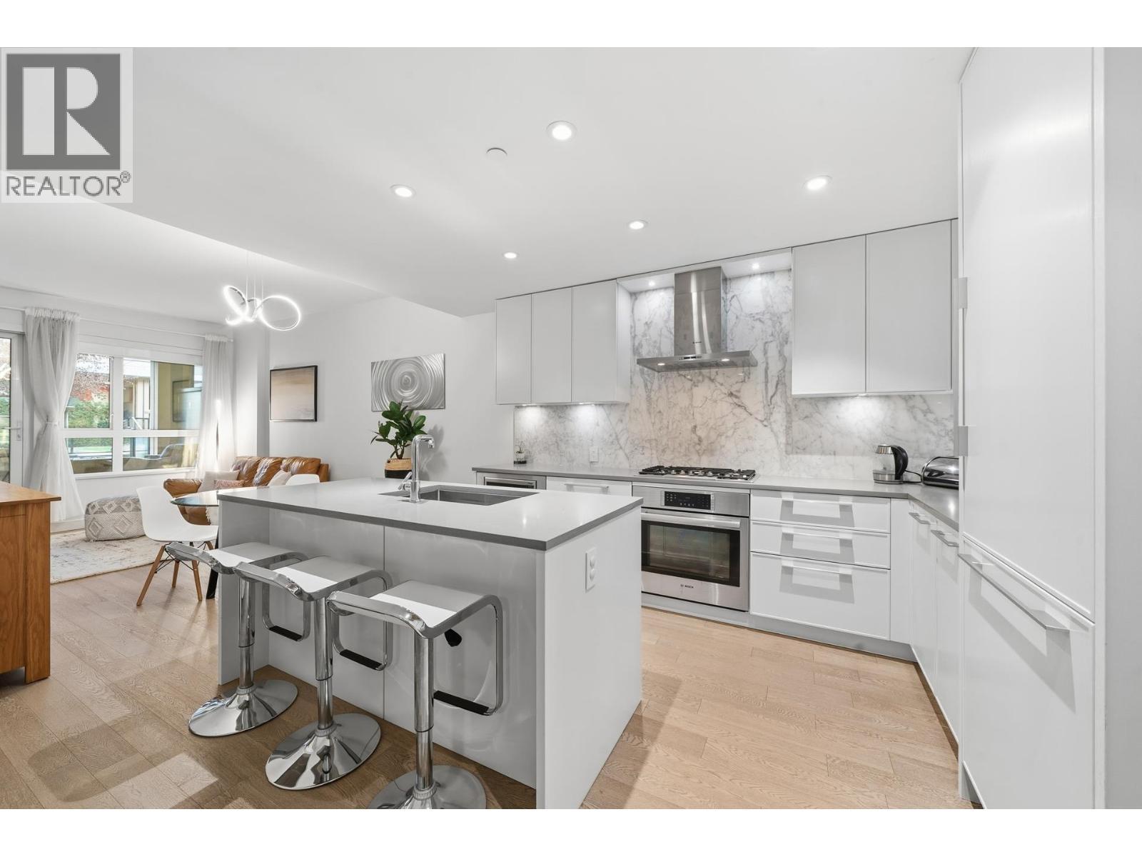 201 3220 CONNAUGHT CRESCENT