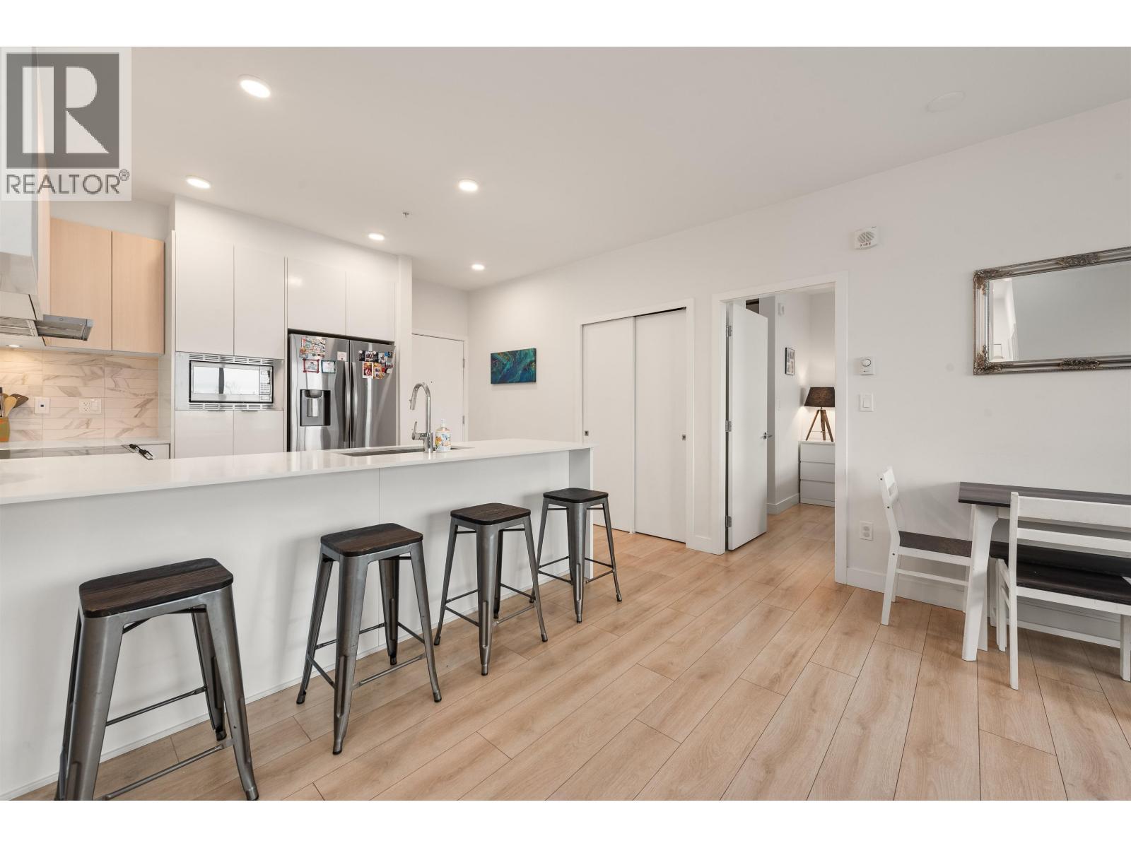 227 1792 STARLING DRIVE