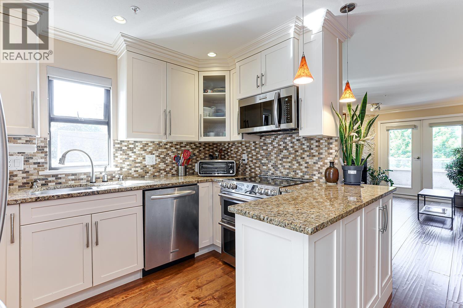 5 890 BROUGHTON STREET