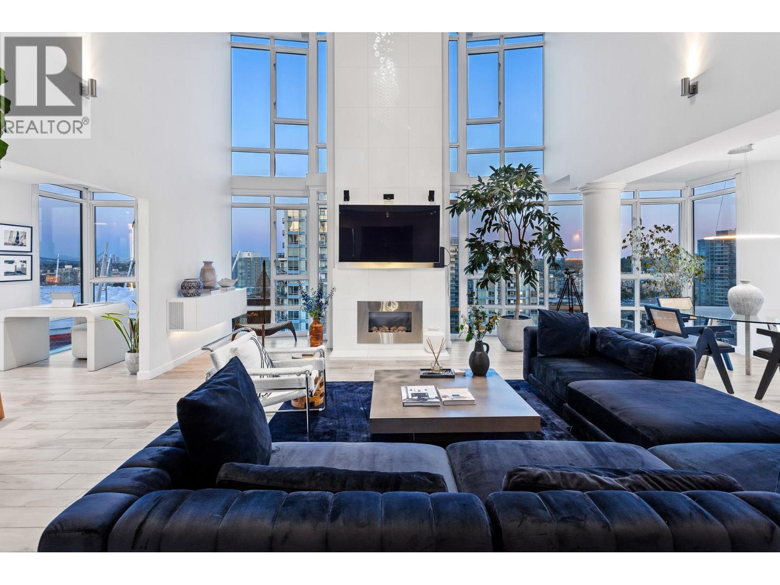 PH1 930 CAMBIE STREET