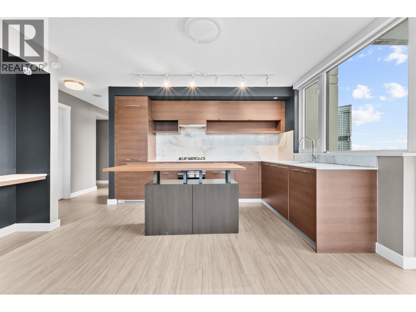 2404 - 570 EMERSON STREET