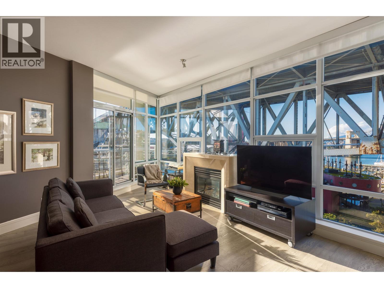 805 - 628 KINGHORNE MEWS