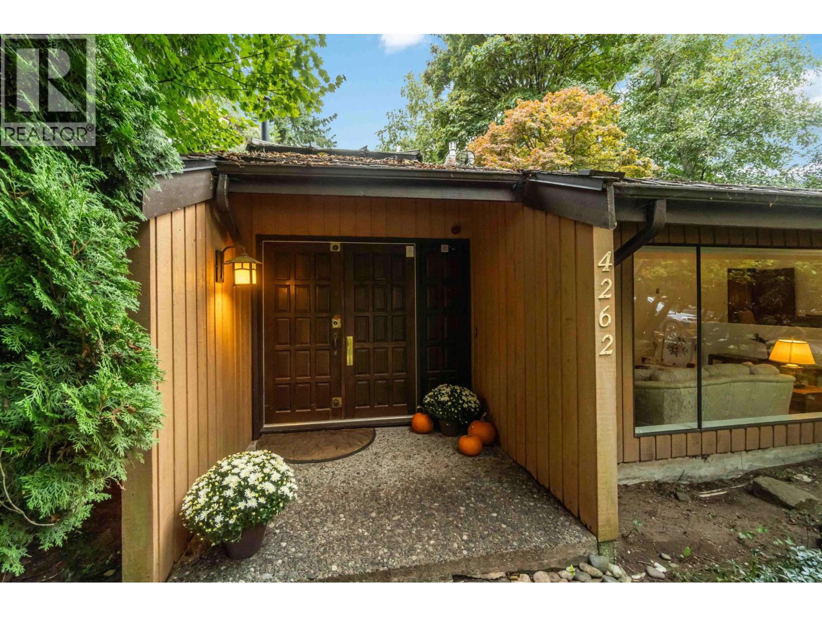 4262 YUCULTA CRESCENT