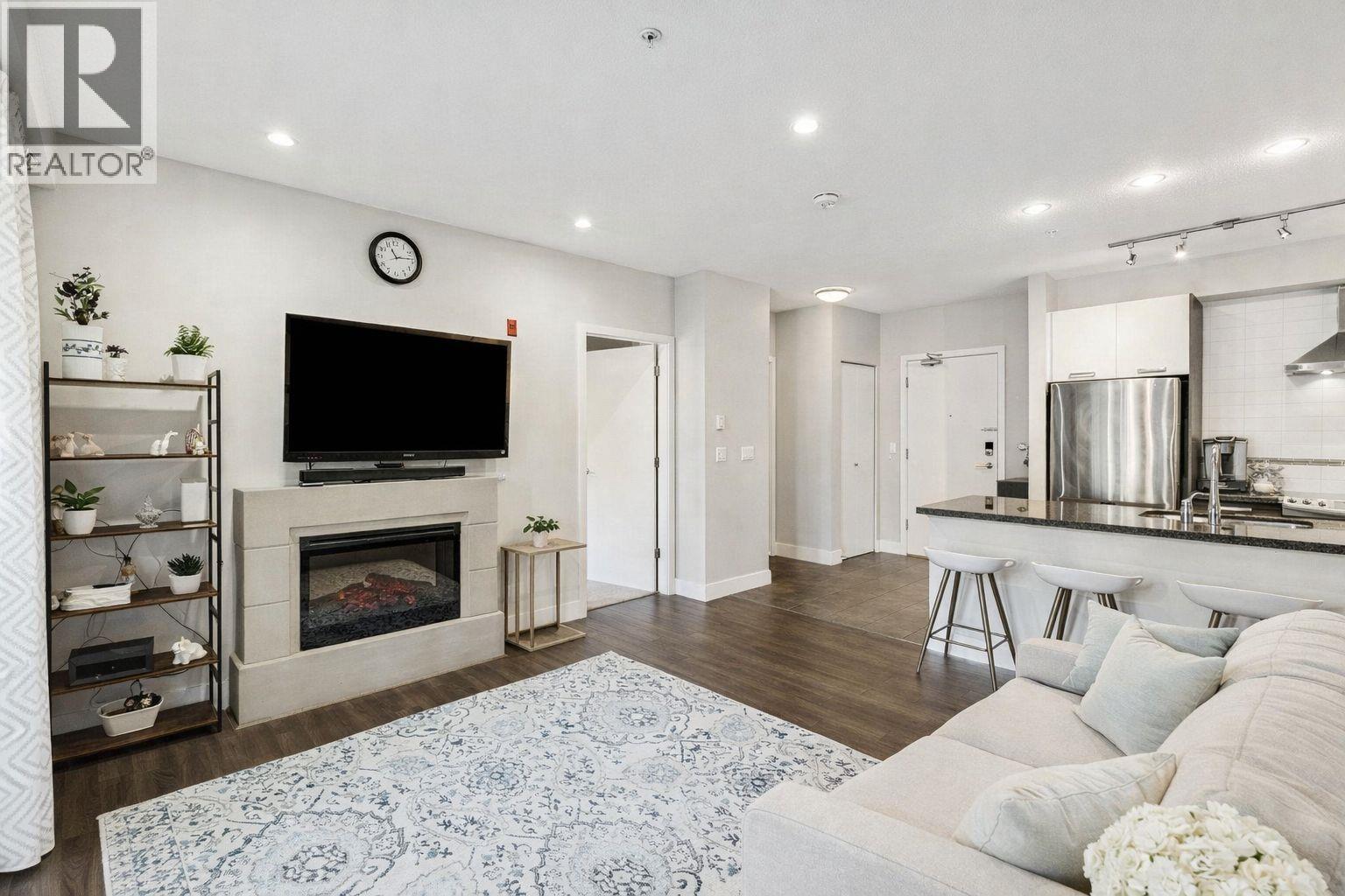 302 1273 MARINE DRIVE