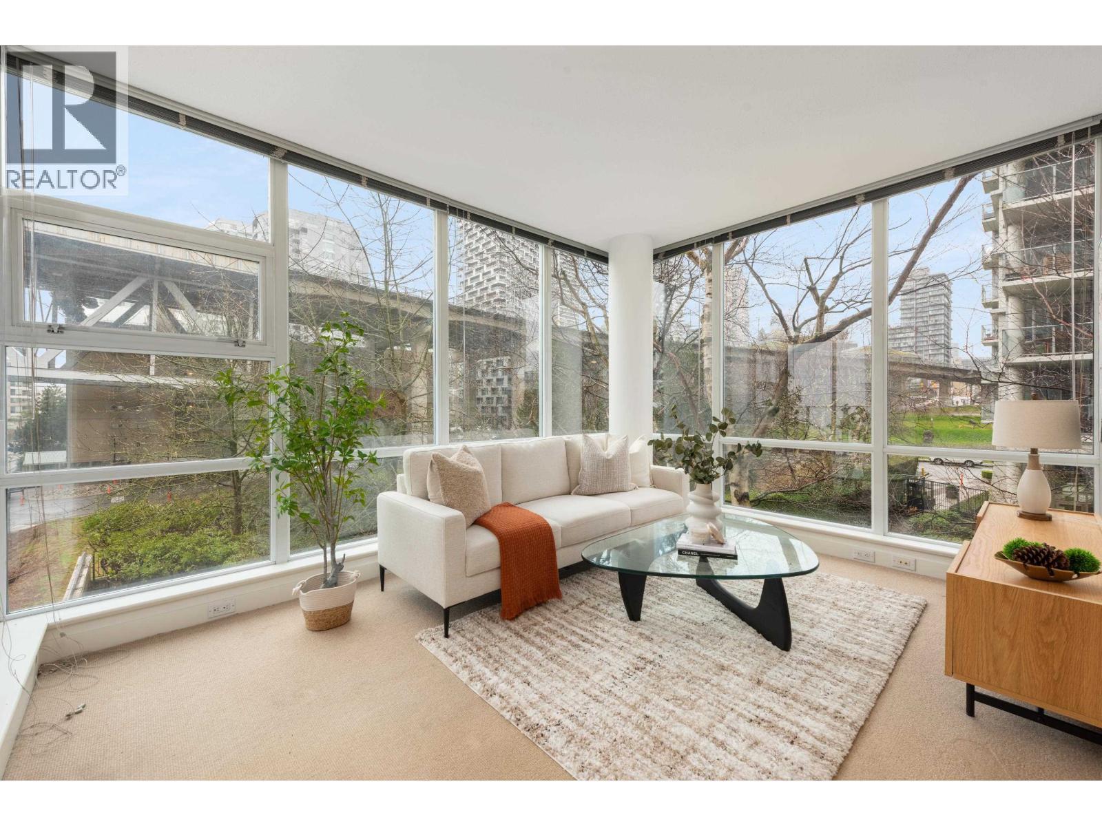 605 633 KINGHORNE MEWS