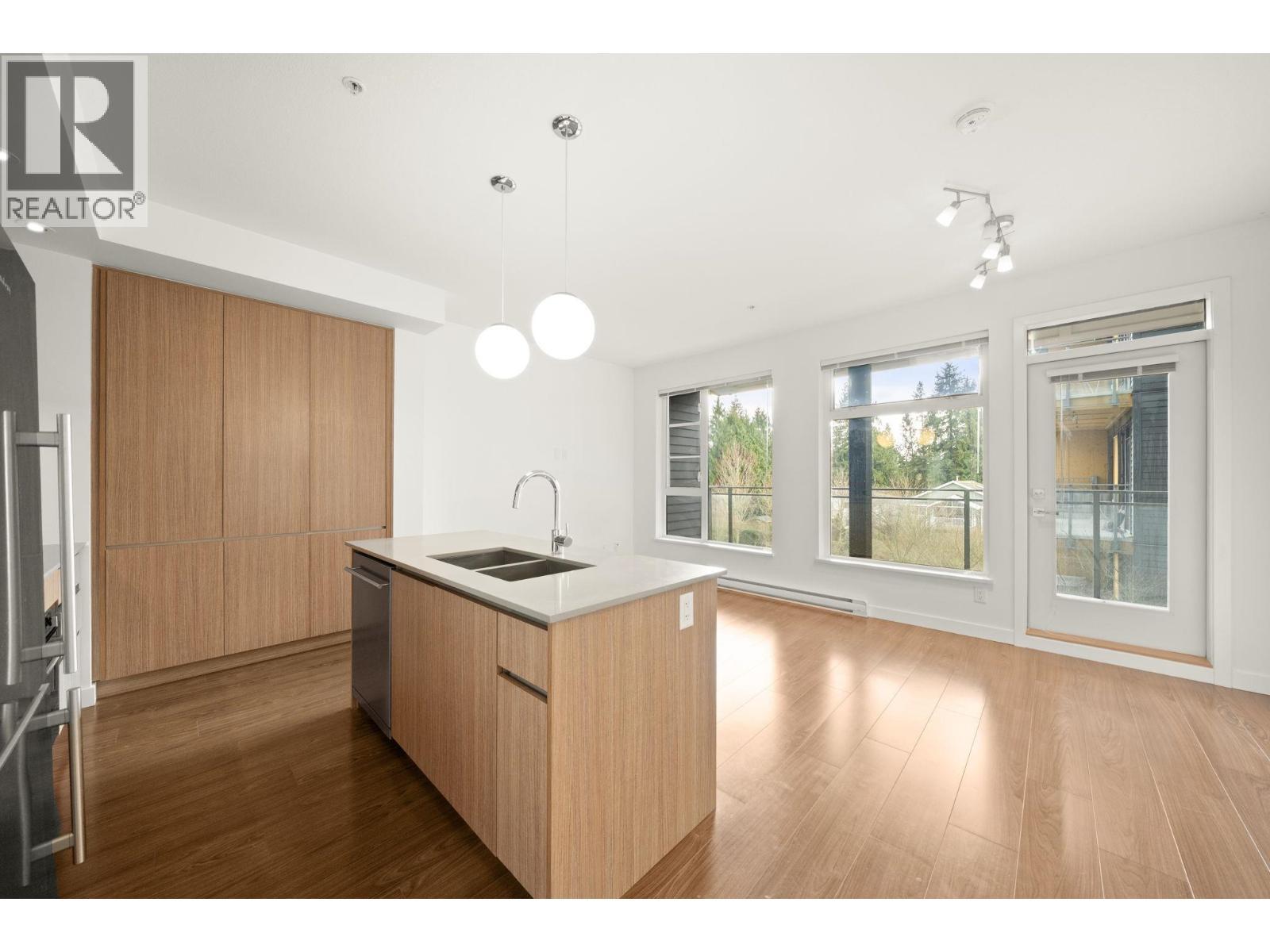 320 516 FOSTER AVENUE