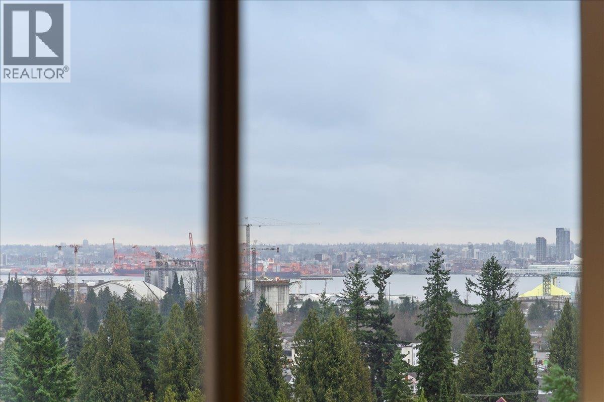 1301 - 2004 FULLERTON AVENUE